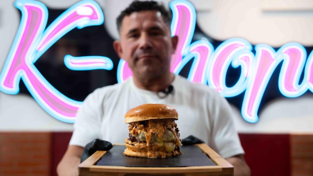 Ramón Batalla posa con la mejor hamburguesa de Barcelona, elaborada en K-chopo