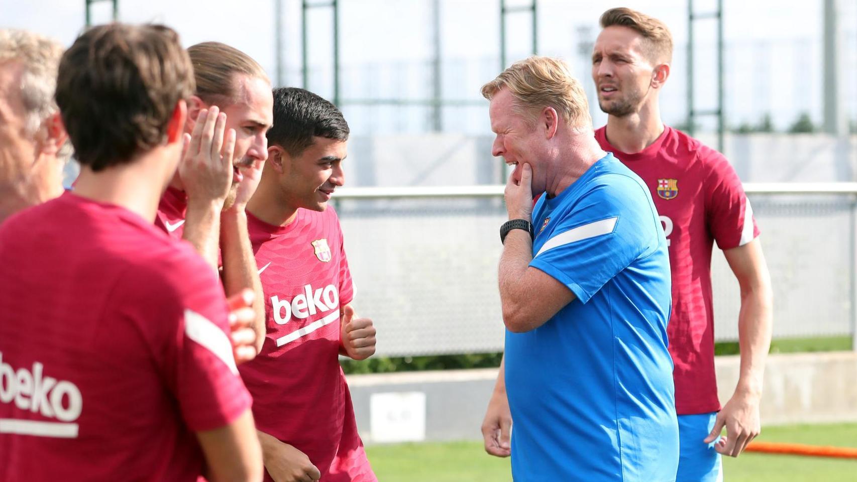 Koeman conversa con Pedri, durante su época como entrenador del Barça