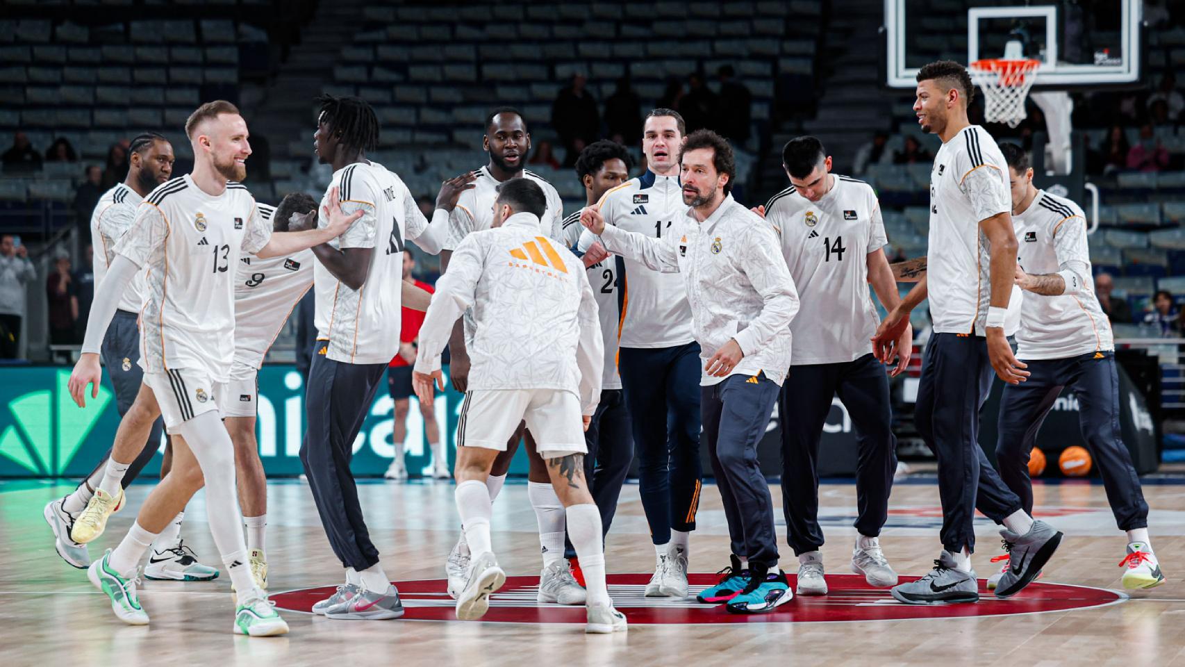 Los jugadores del Real Madrid de basket, poco antes de jugar un partido contra el Baskonia