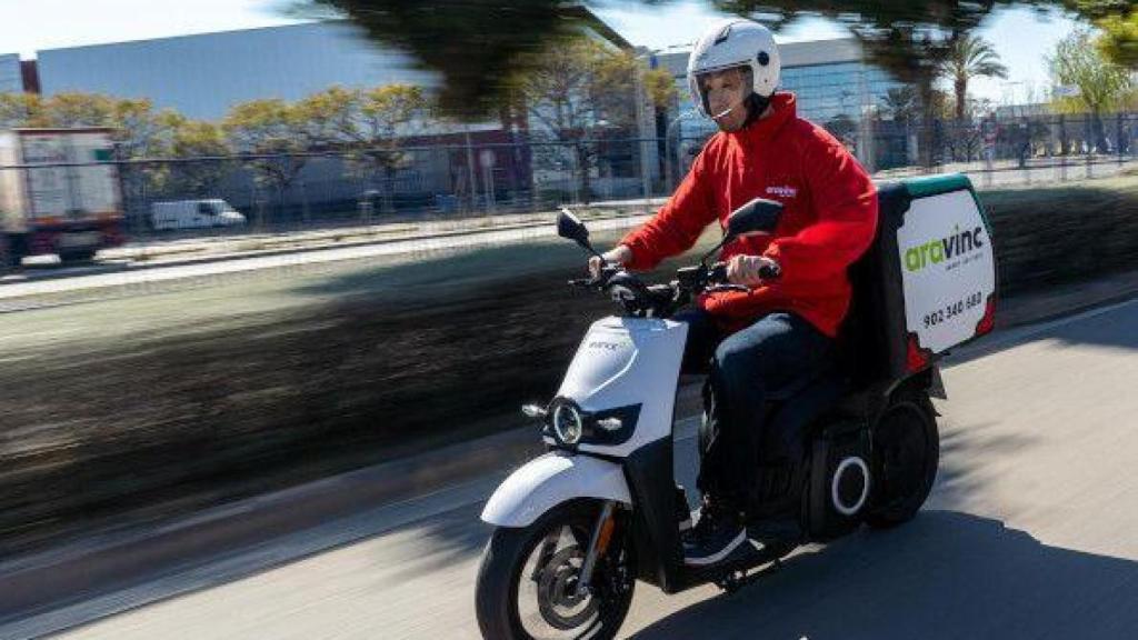 Un repartidor de Ara Vinc