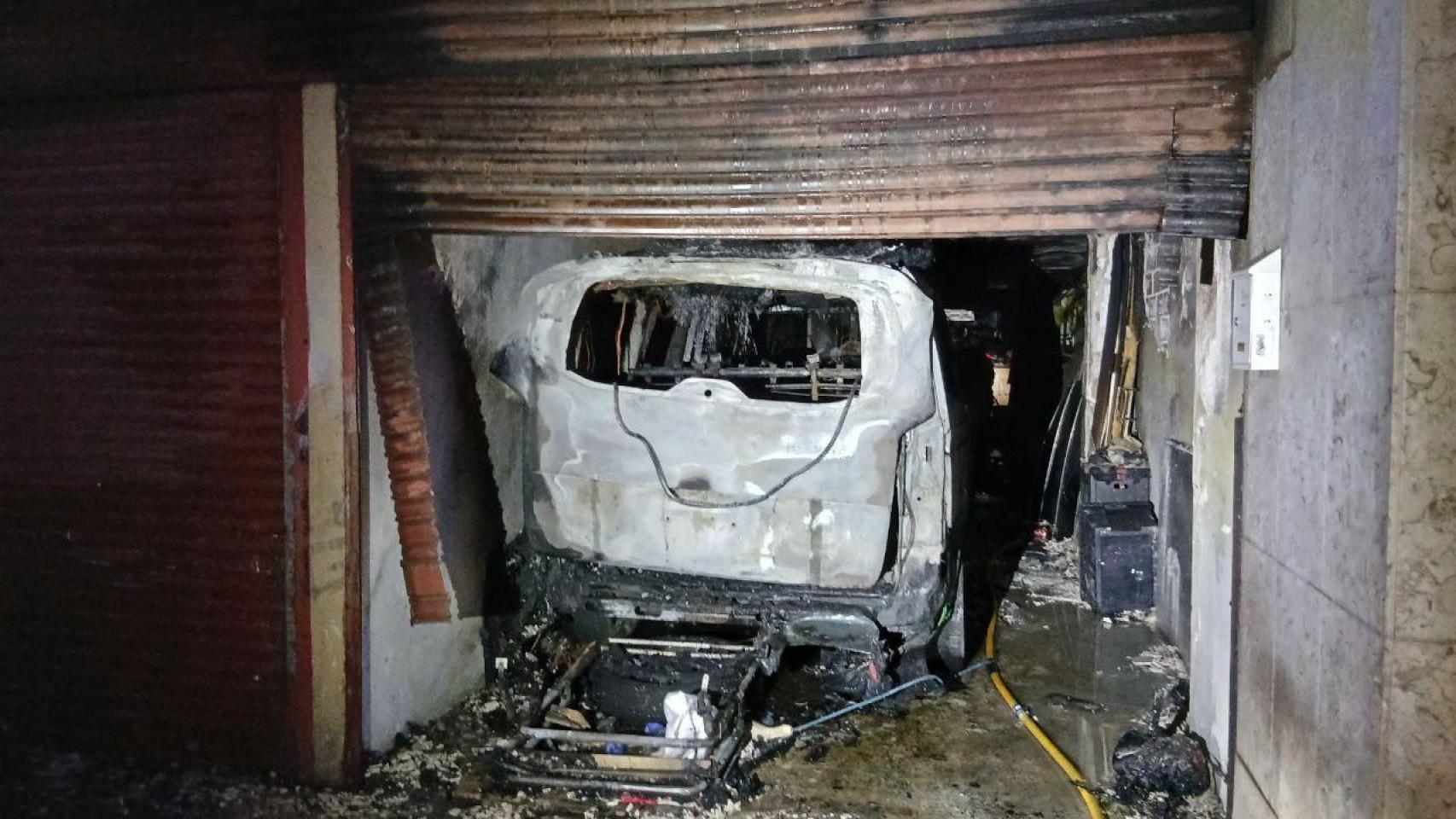 Así ha quedado una furgoneta tras sufrir un incendio en unos bajos de Gavà