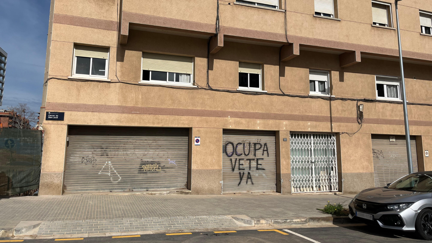 Inmueble okupado en la calle Sant Jordi de Esplugues de Llobregat