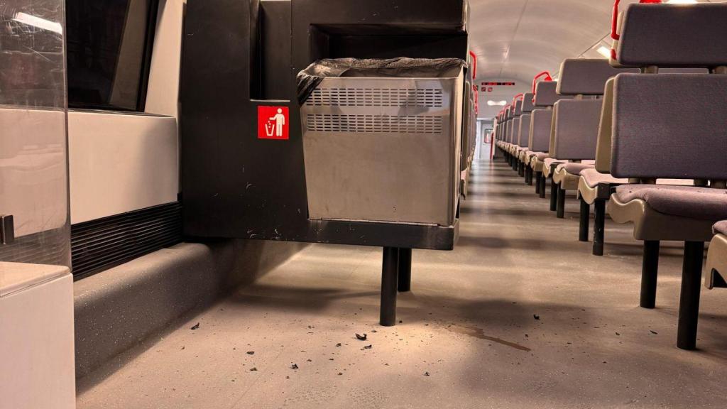 Restos del incendio en un vagón de Rodalies