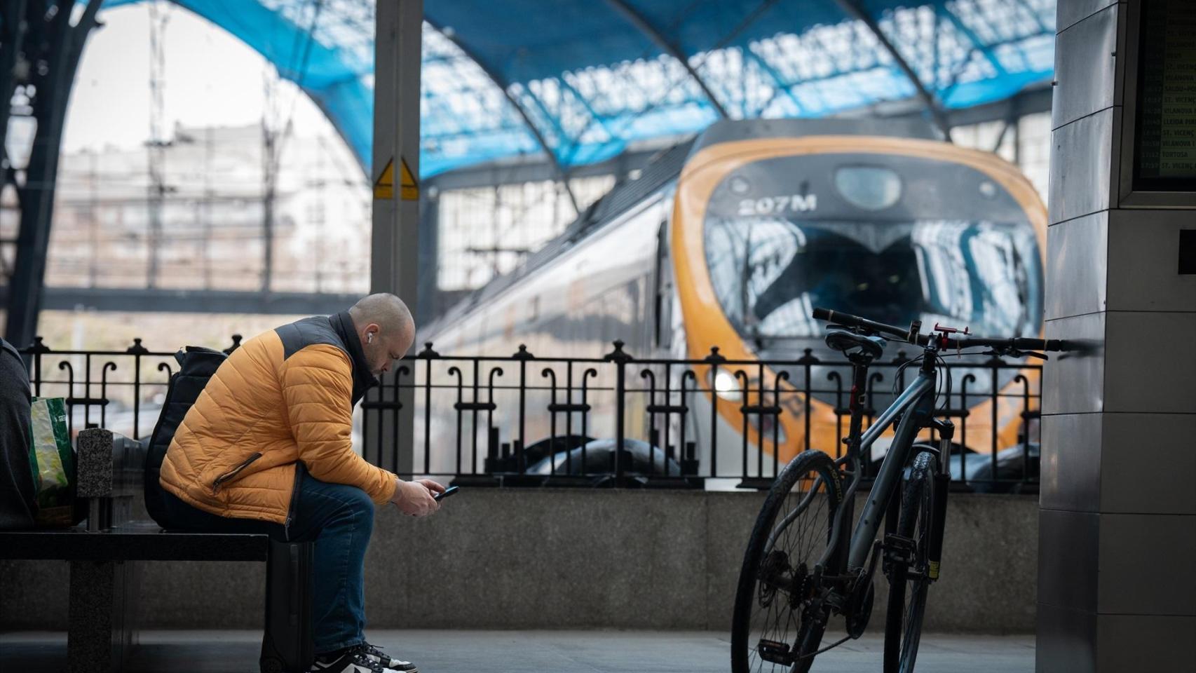 Un pasajero espera un tren de Rodalies en la estación de Francia de Barcelona