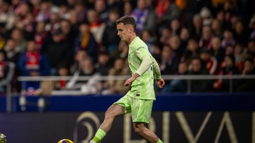 Marc Casadó da un pase durante el Atlético de Madrid-Barça, ante la presión de Julián Álvarez