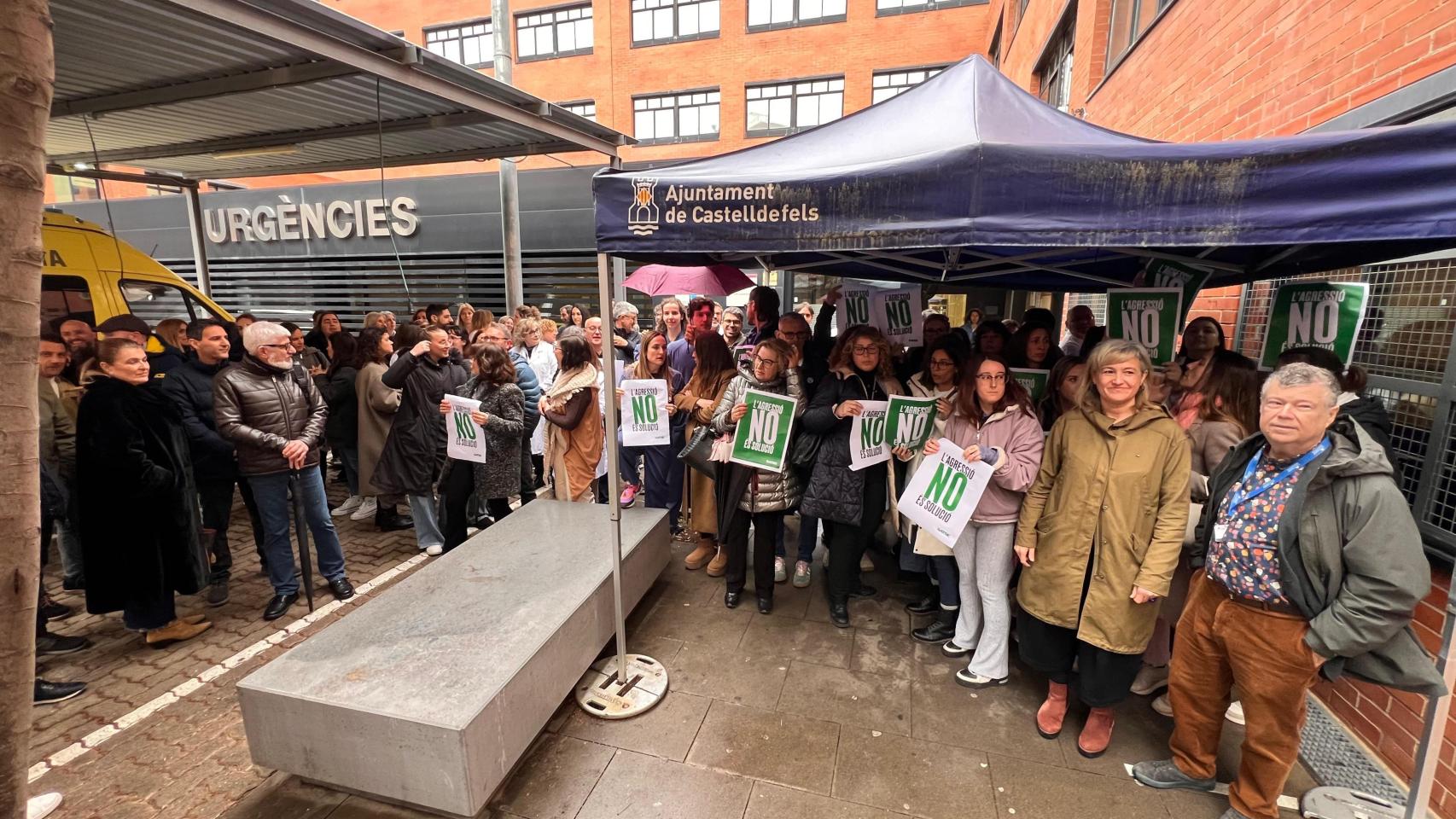 Los sanitarios de manifiestan en Castelldefels para denunciar agresiones en el trabajo