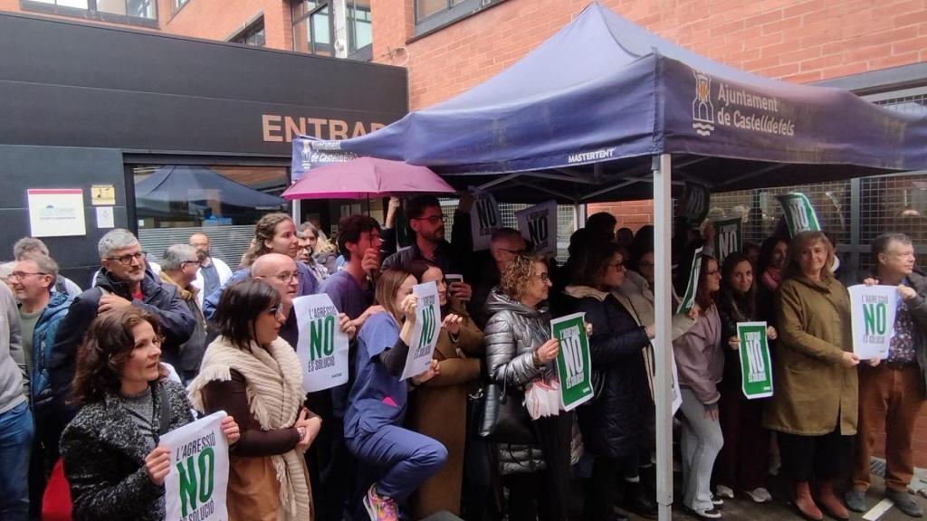 Concentración de sanitarios a las puertas del CUAP de Castelldefels