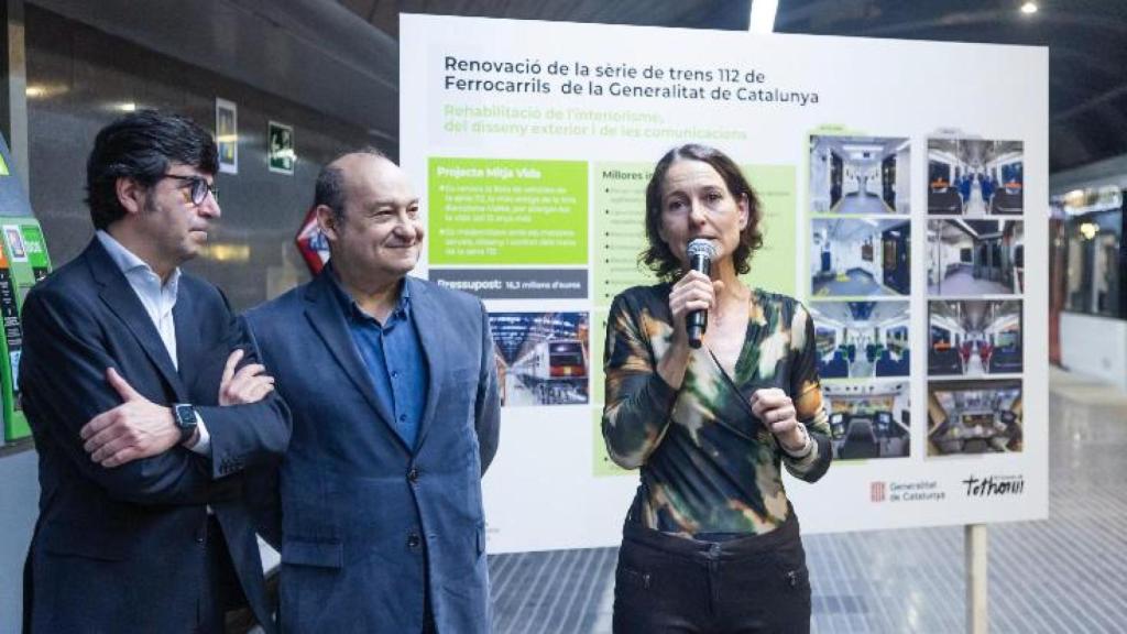 La directora de Material Mòbil i Xarxa Ferroviària de FGC, Esther García, explicant com s'ha fet la renovació