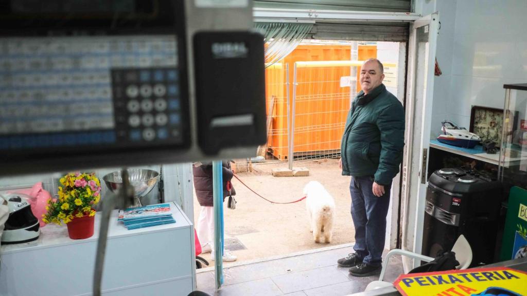 Enric Crespo, propietari de la Pescaderia Anita del barri del Congrés i els Indians