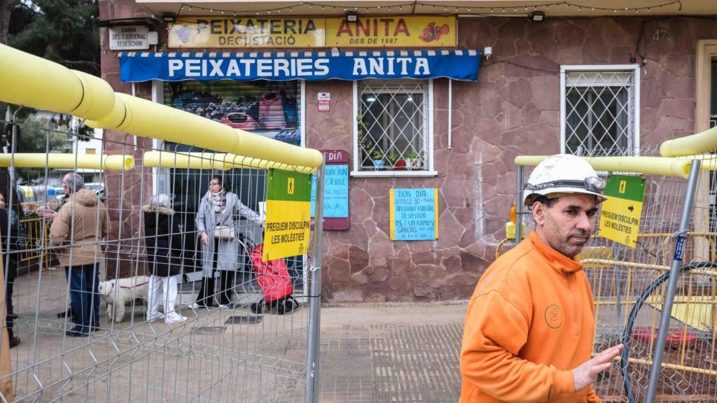 Un obrer davant de la peixateria Anita