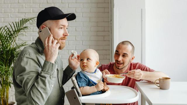 Un padre trata de dar de comer a su hijo