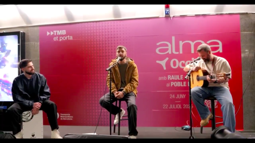 Raule presenta su nueva canción en un concierto sorpresa en el metro de Barcelona
