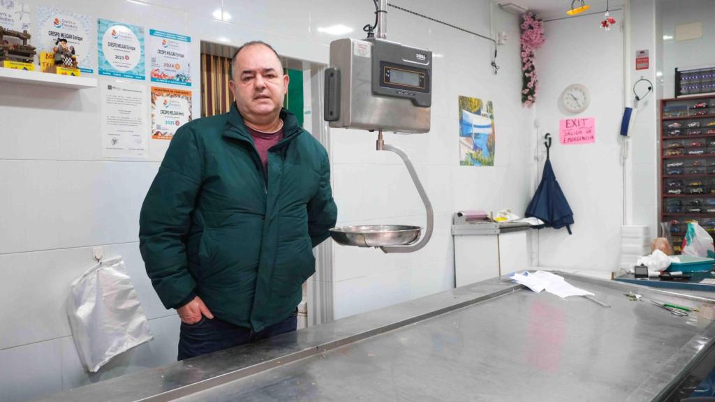 Enric Crespo, propietario de la Pescadería Anita del barrio del Congrés i els Indians