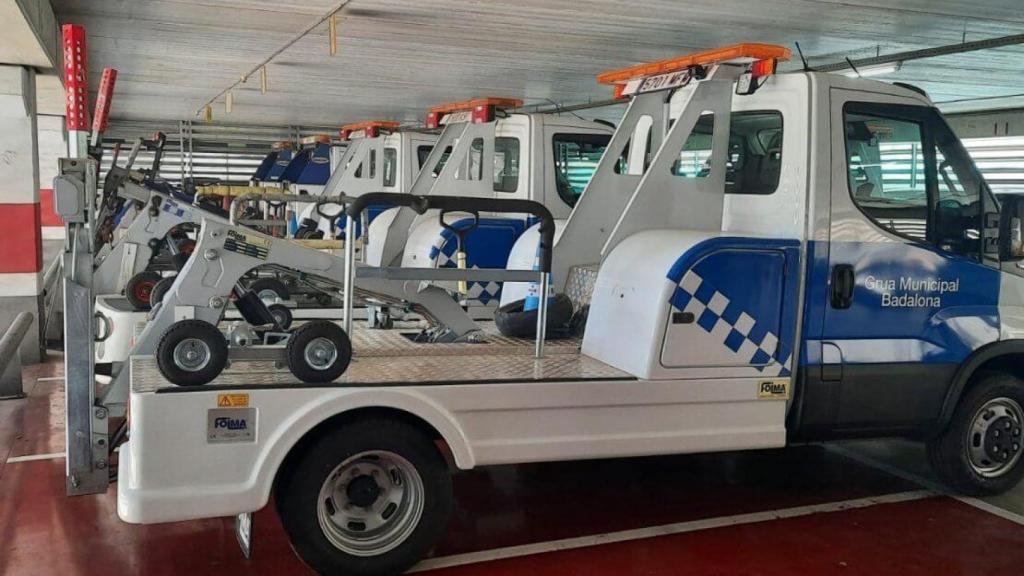 Dos nuevos vehículos de la grúa municipal de Badalona