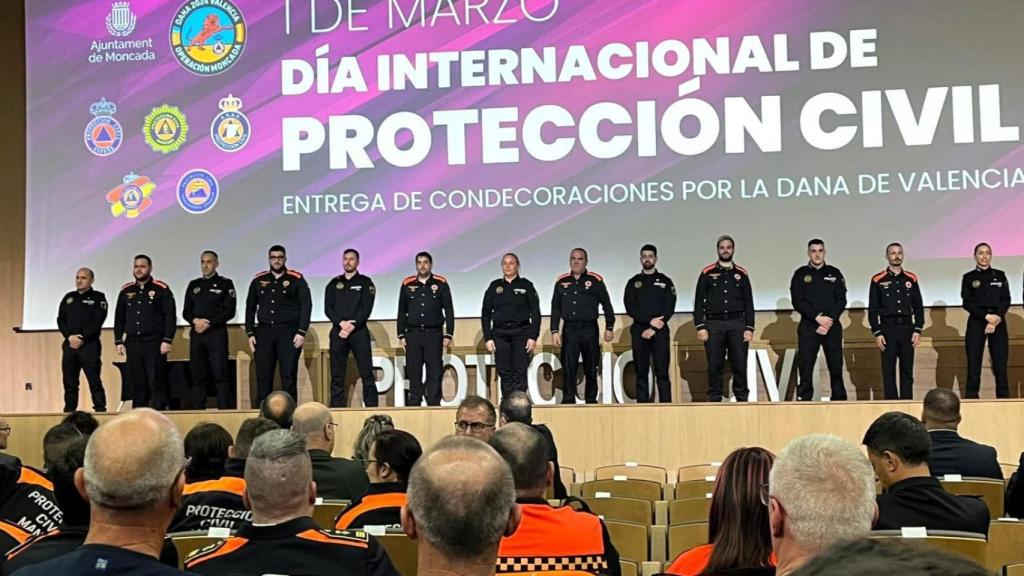Los ocho voluntarios de Protección Civil de Sant Adrià condecorados en Valencia