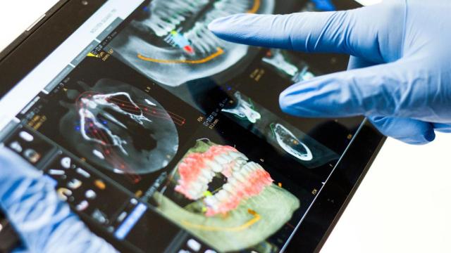 Dentista consulta las pruebas de un paciente desde una tablet