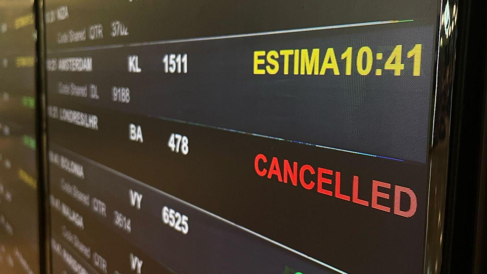 Imagen de las pantallas de vuelos de salida del Aeropuerto de Barcelona en que aparece el vuelo hacia Londres cancelado