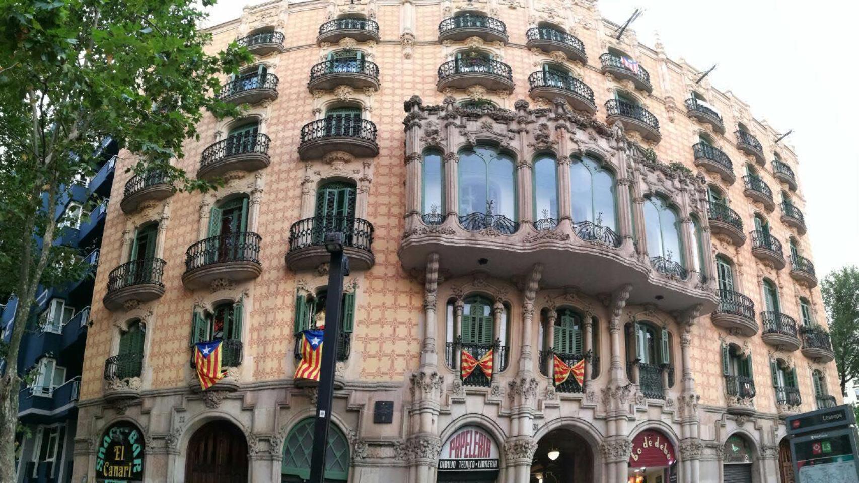 Fachada del edificio donde se encuentra la histórica papelería Lesseps