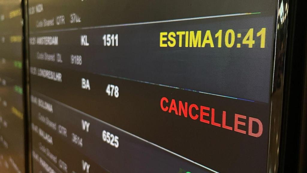 Imagen de las pantallas de vuelos de salida del Aeropuerto de Barcelona en que aparece el vuelo hacia Londres cancelado