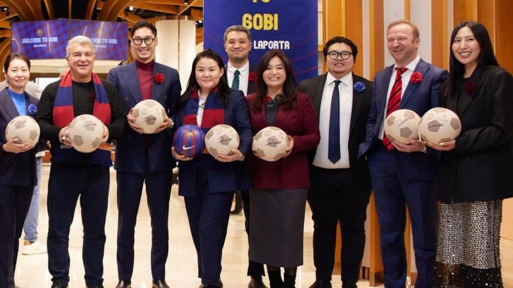 Joan Laporta (segundo por la izquierda) y Ruslan Birladeanu (segundo por la derecha) en Mongolia