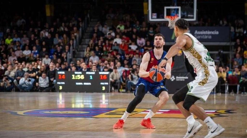 Darío Brizuela intenta un triple contra Zalgiris