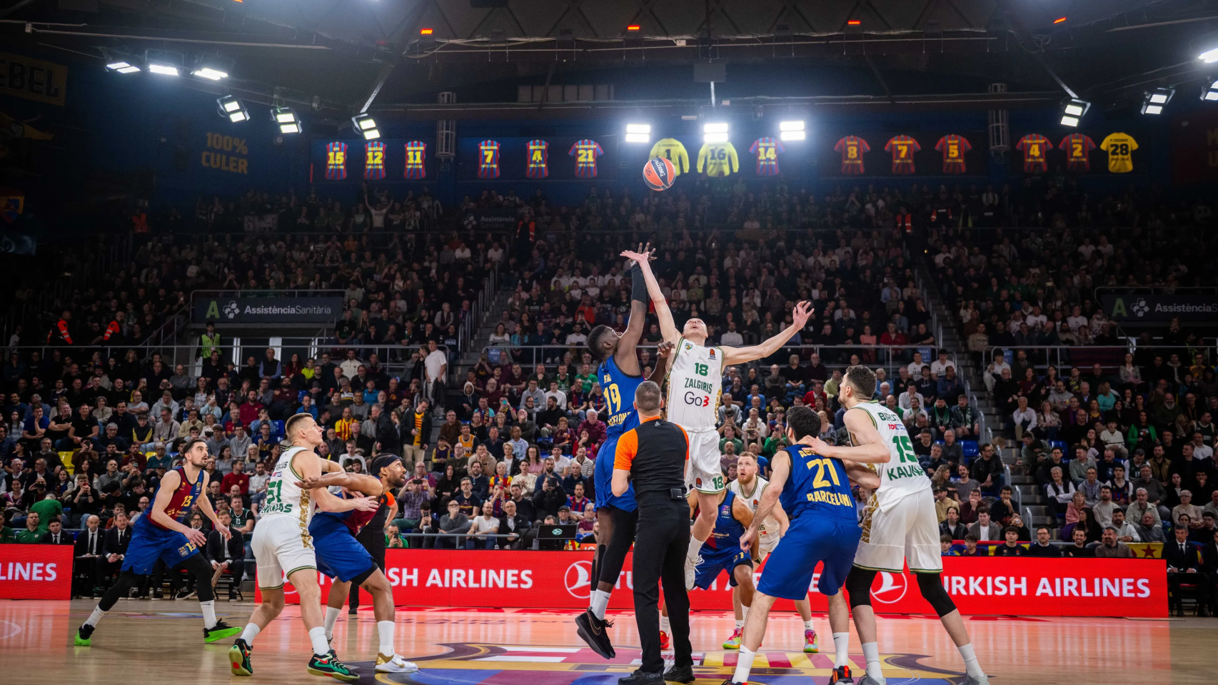 Salto inicial del Barça de basket-Zalgiris en el Palau