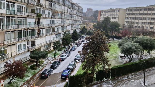 Una calle de Pedralbes tras el granizo en Barcelona