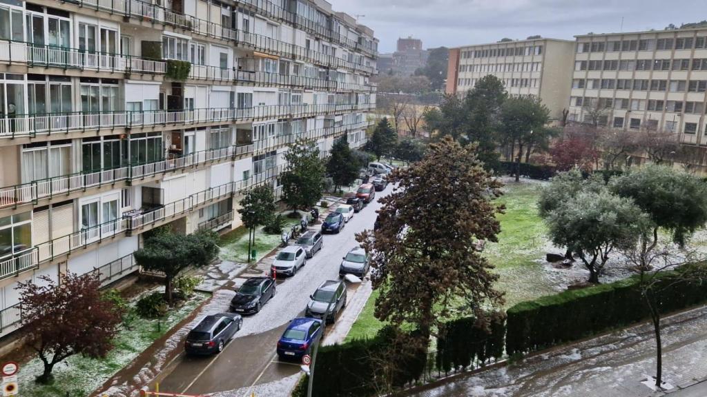 Una calle de Pedralbes tras el granizo en Barcelona