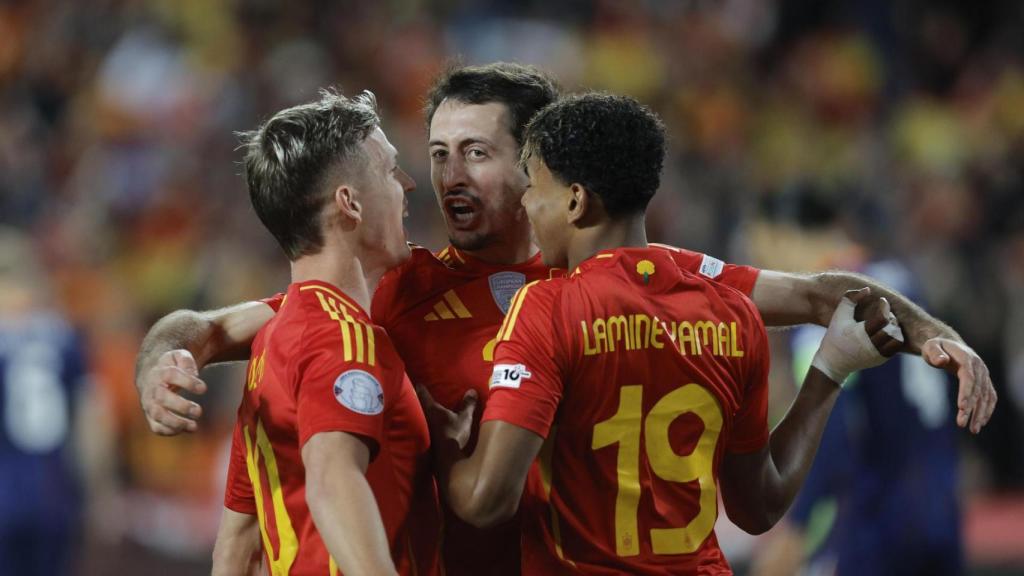 Oyarzabal celebra uno de sus goles con Lamine Yamal y Dani Olmo