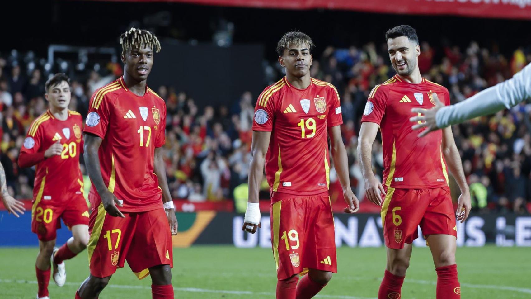 Lamine Yamal, Nico Williams y Mikel Merino celebran el golazo del de Rocafonda contra Holanda en la Nations League