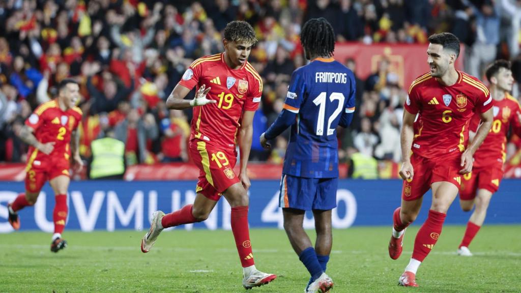 Lamine Yamal celebra ante Frimpong su golazo contra Holanda en la Nations League