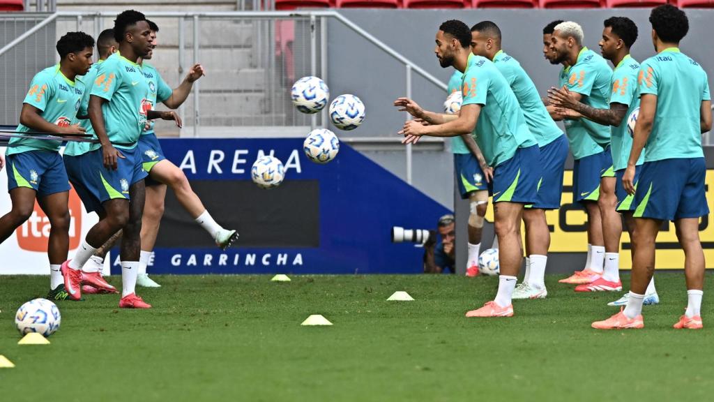 Los jugadores de la selección brasileña se entrenan para preparar el duelo contra Argentina