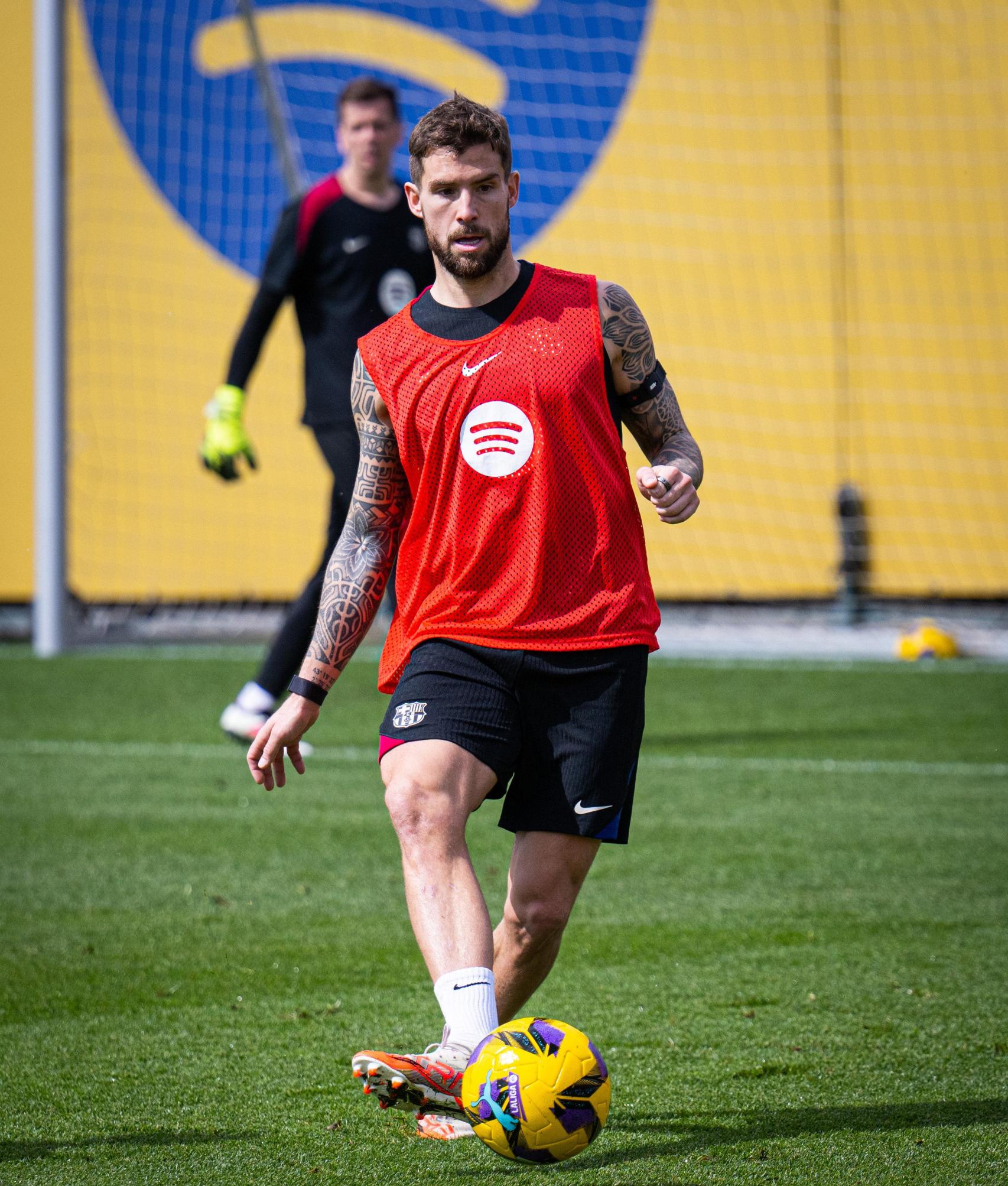 Iñigo Martínez vuelve a los entrenamientos tras superar los problemas en la rodilla
