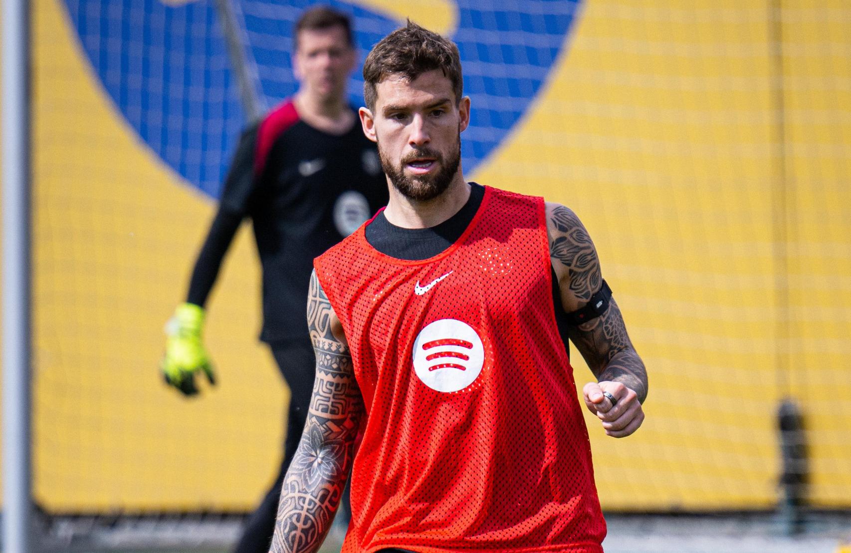 Iñigo Martínez vuelve a los entrenamientos tras superar los problemas en la rodilla