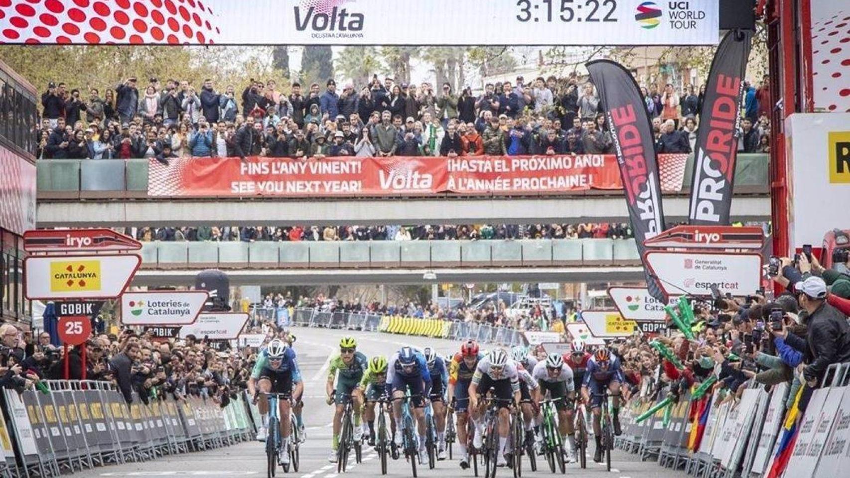 Ciclistas en una edición de la Volta a Catalunya