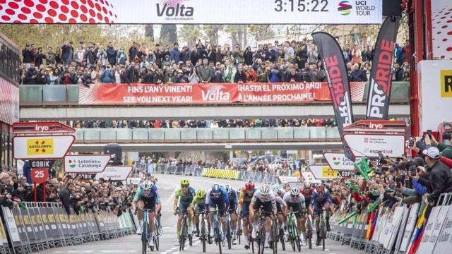 Ciclistas en una edición de la Volta a Catalunya