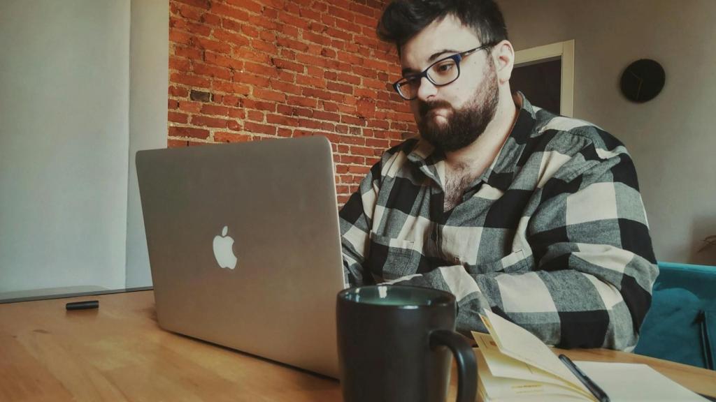 Teletrabajador con un portátil