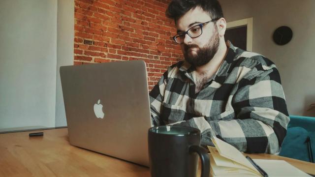 Teletrabajador con un portátil