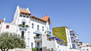 La casa modernista ubicada en Cadaqués con 100 años de historia, Casa Serinyana