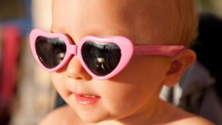 Una niña con gafas de sol