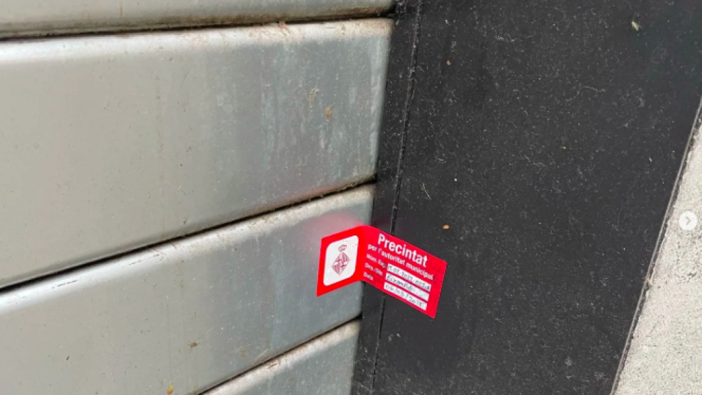 La porta del local argentí, precintada