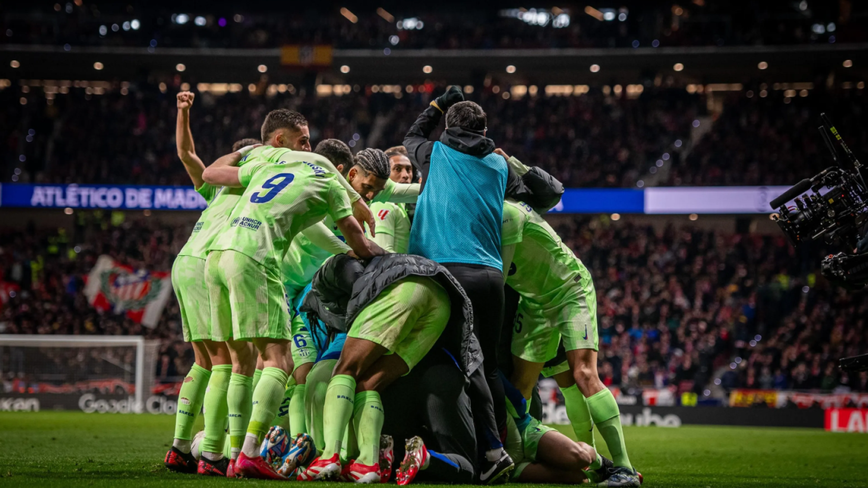 Los jugadores del Barça celebran eufóricos la victoria contra el Atlético de Madrid en Liga