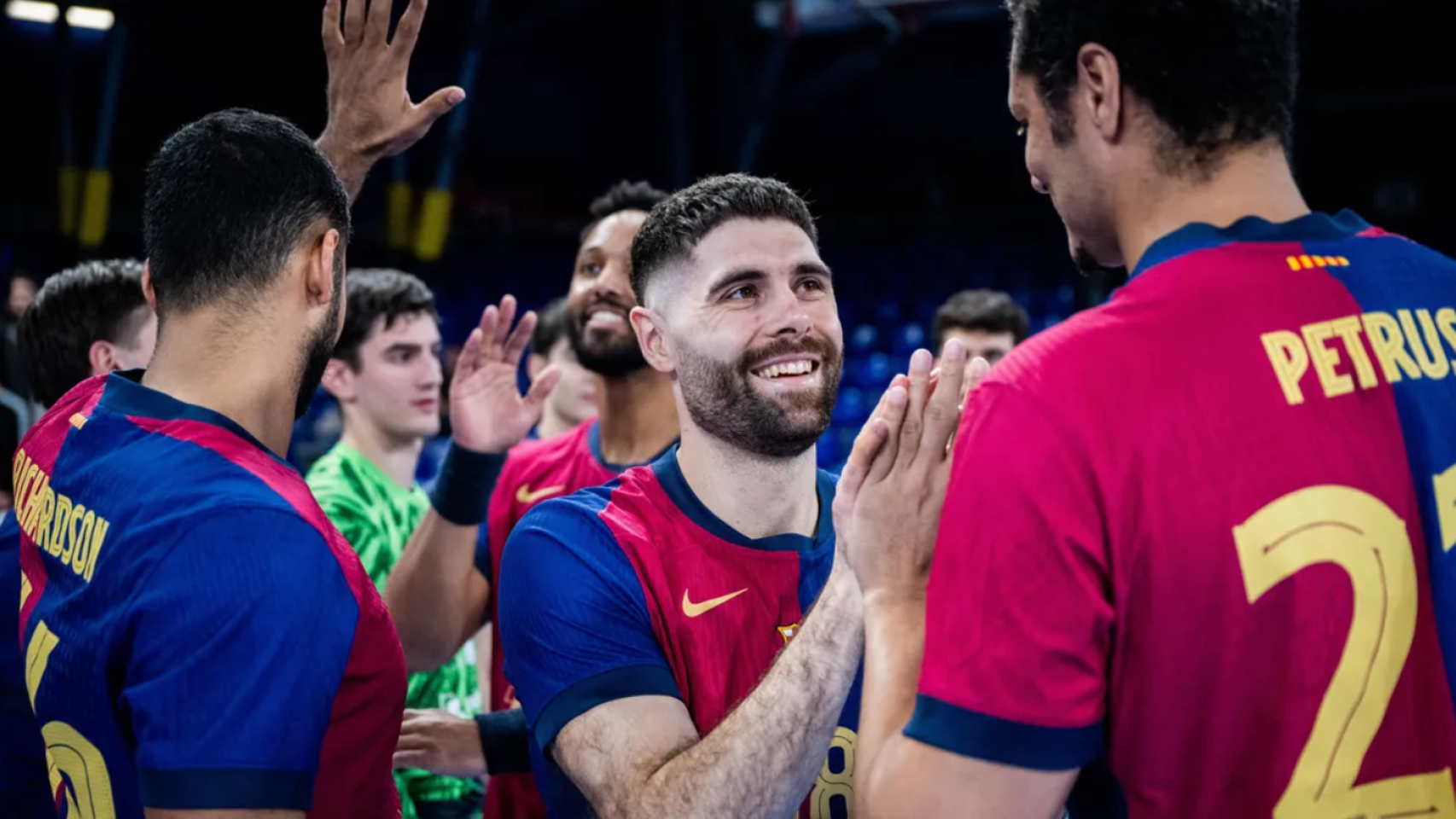 Los jugadores del Barça de balonmano celebran una victoria