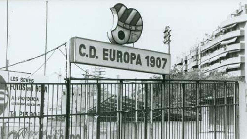 Escudo del CE Europa en la entrada del campo Nou Sardenya