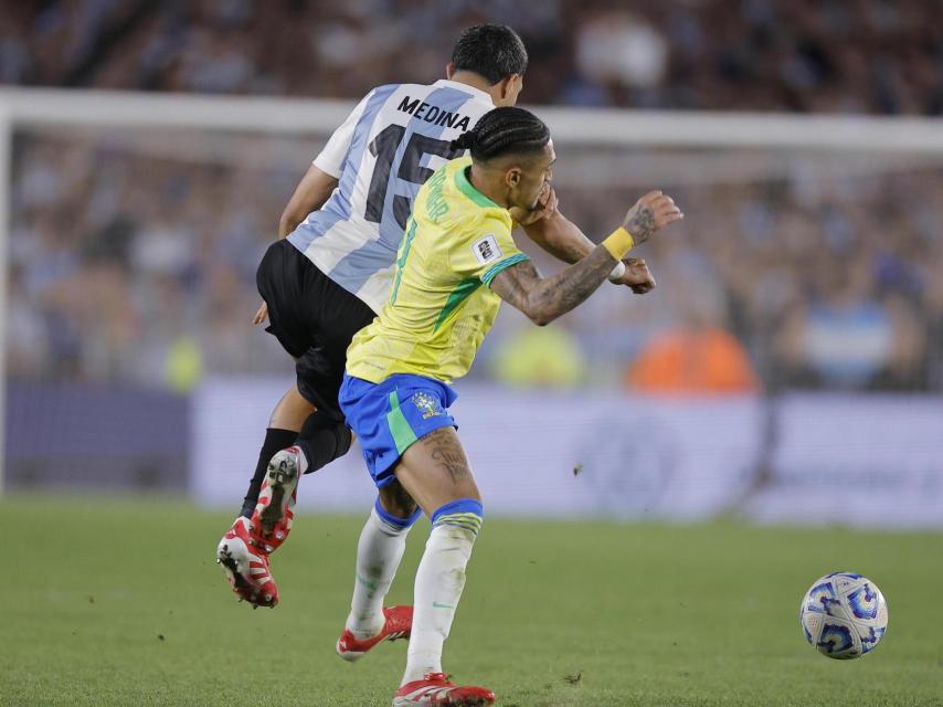 Medina golpea a Raphinha