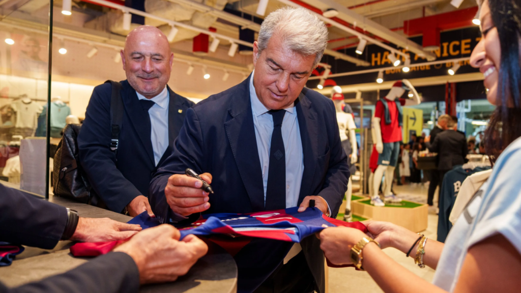El presidente del Barça, Joan Laporta, firma autógrafos durante la inauguración de la nueva tienda del club en el Aeropuerto de Barajas