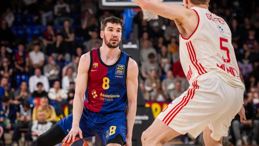 Darío Brizuela, con la posesión del balón en el Barça de basket-Bayern de Múnich de la Euroliga