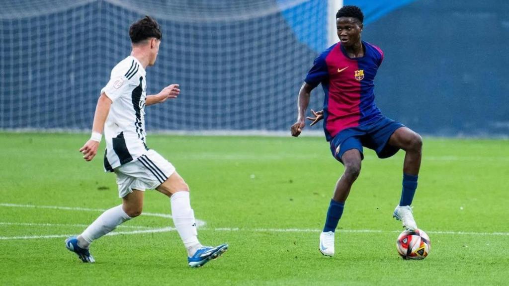 Baba Kourouma, hermano de Ilaix Moriba, controla un balón