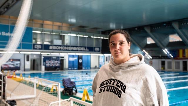 La waterpolista olímpica Paula Leitón posa para Metrópoli en una entrevista en el CN Sabadell