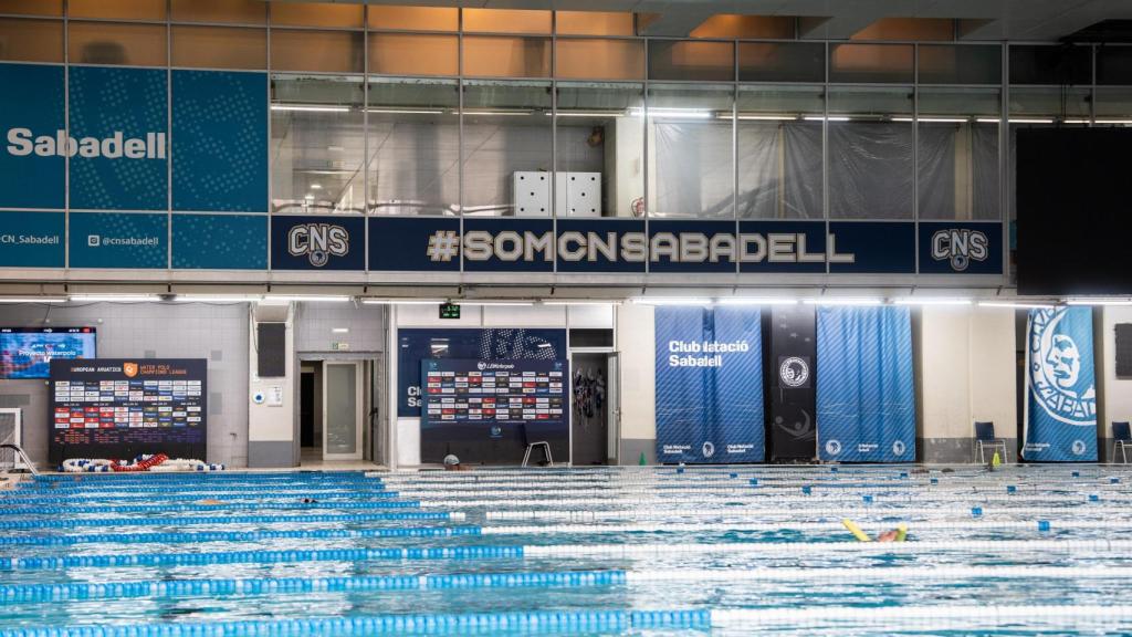 Piscina del Club Natació Sabadell donde entrena Paula Leitón con sus commpañeras